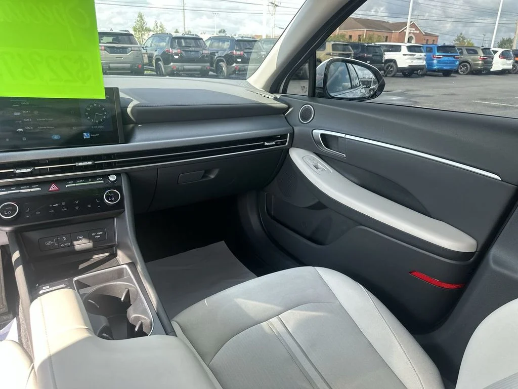 Used 2024 White Hyundai SEL image 11
