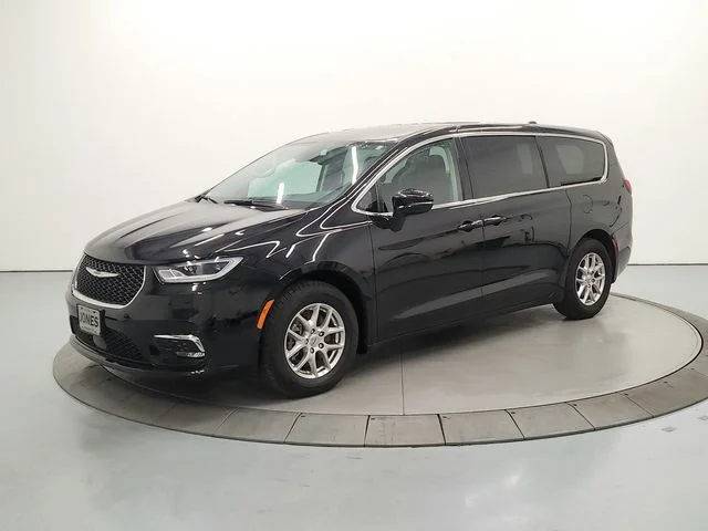 Used 2024 Black Chrysler Touring L image 4