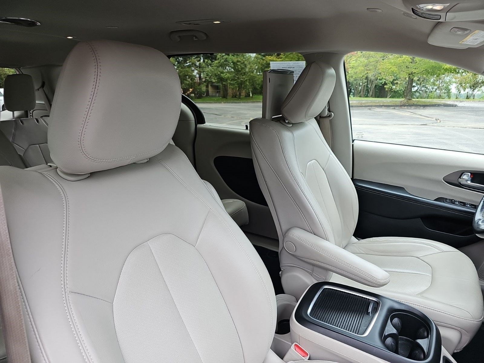 Used 2021 Luxury White Pearlcoat Chrysler Touring L image 11