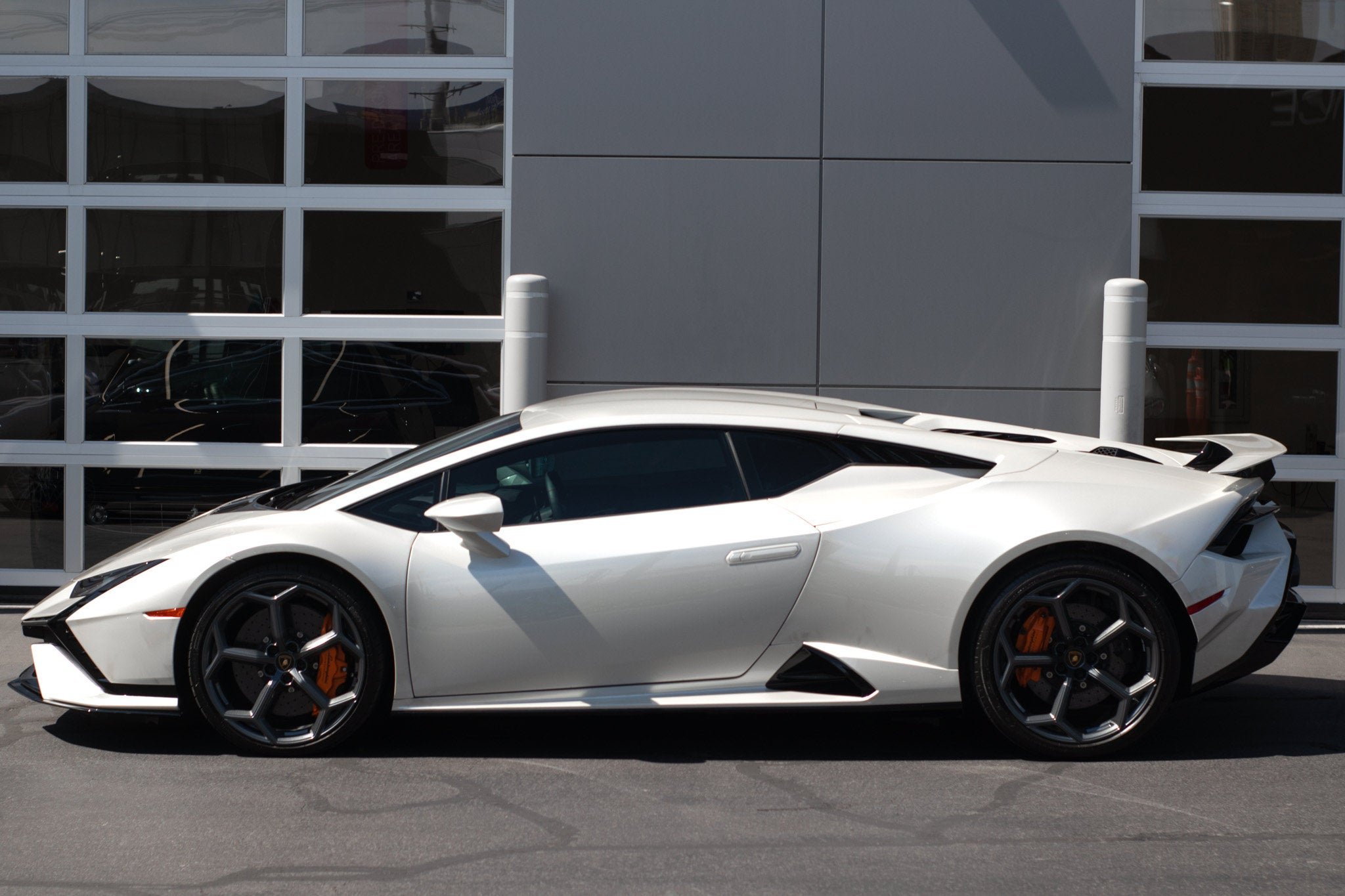 Used 2024 White Lamborghini Coupe image 2
