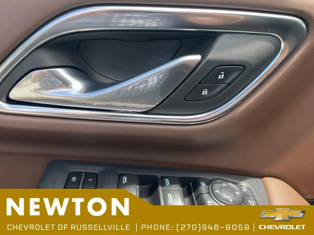 Used 2024 Pearl Chevrolet High Country image 9