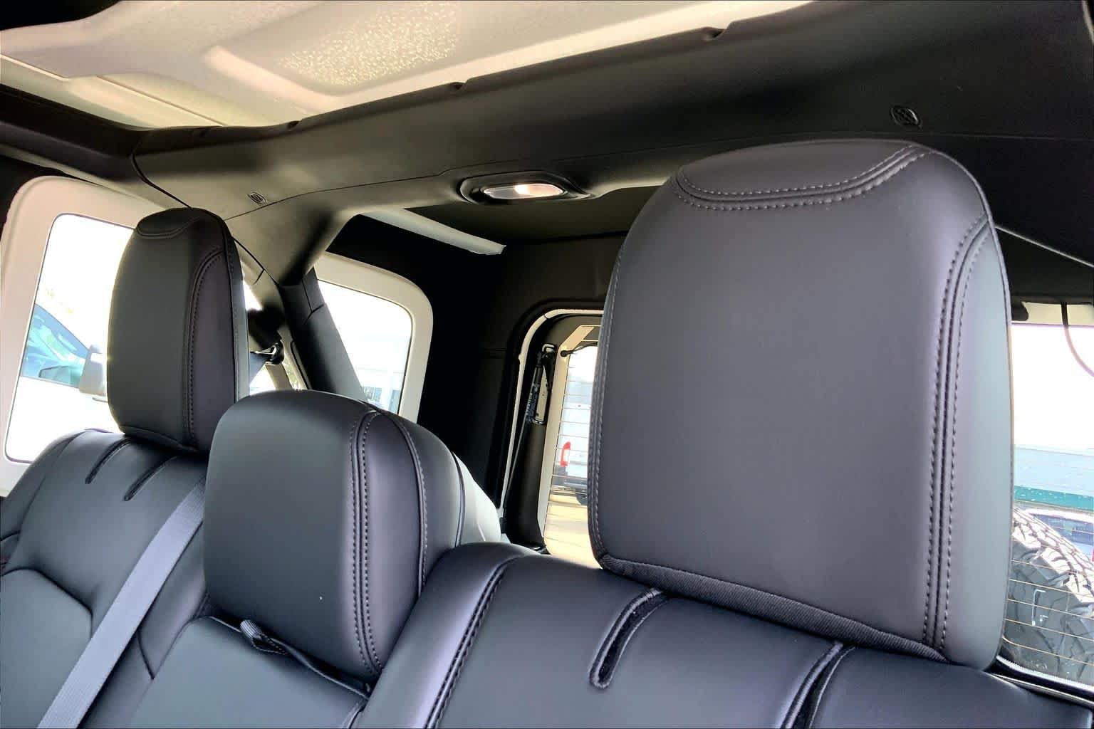 New 2026 Bright White Clear-Coat Exterior Paint Jeep Rubicon X image 18