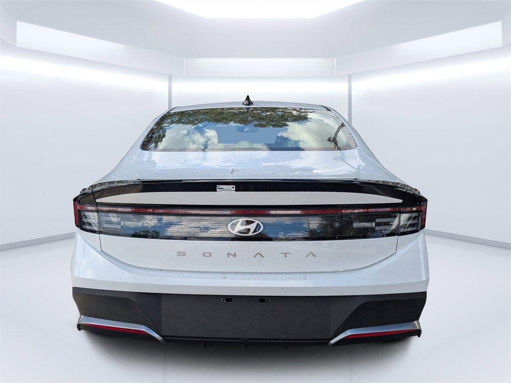New 2026 White Hyundai SE image 4