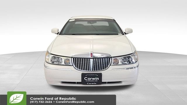 Used 2002 Lincoln Town Car Signature with VIN 1LNHM82W72Y606144 for sale in Republic, MO
