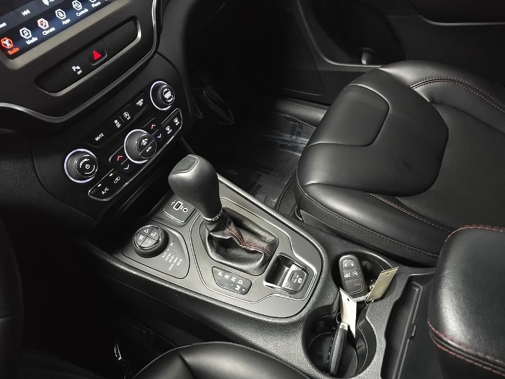 Used 2019 White Jeep Trailhawk image 29