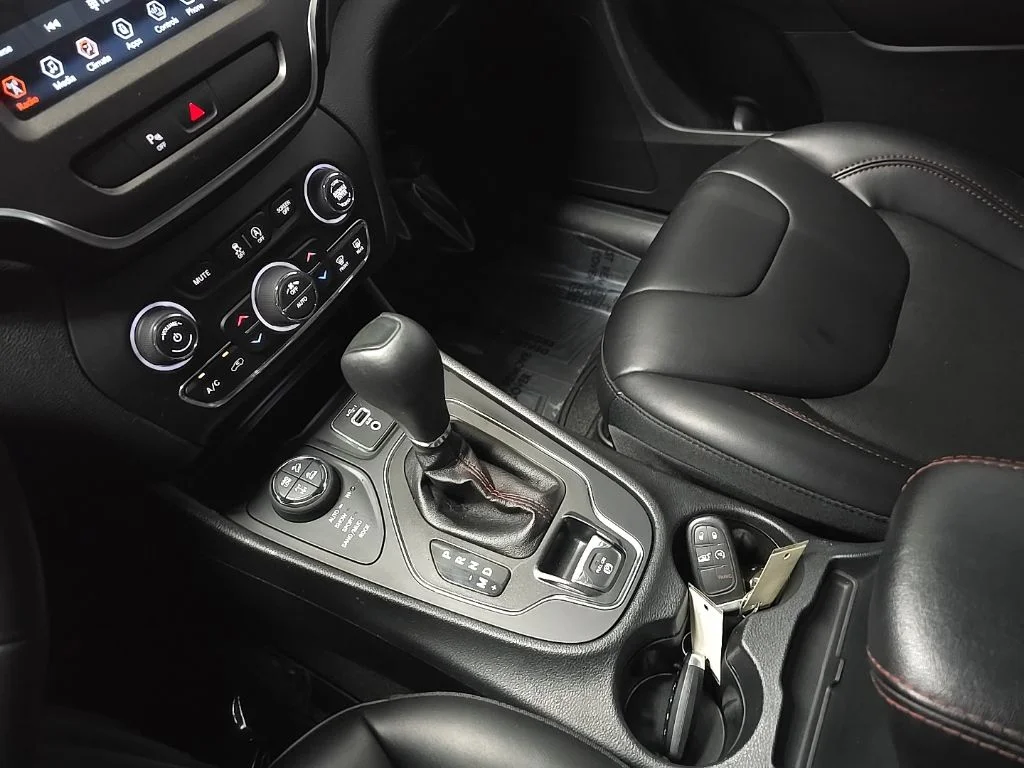 Used 2019 White Jeep Trailhawk image 29