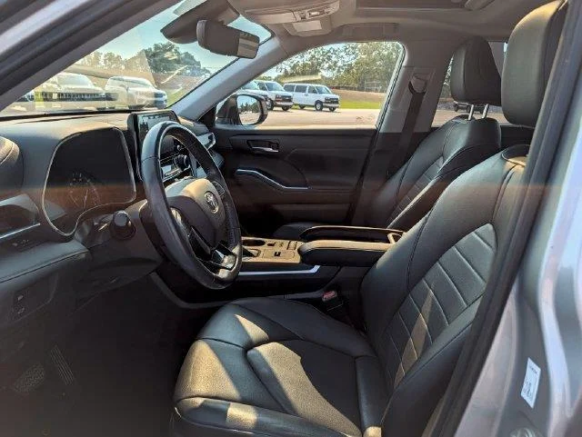 Used 2020 White Toyota XLE image 9