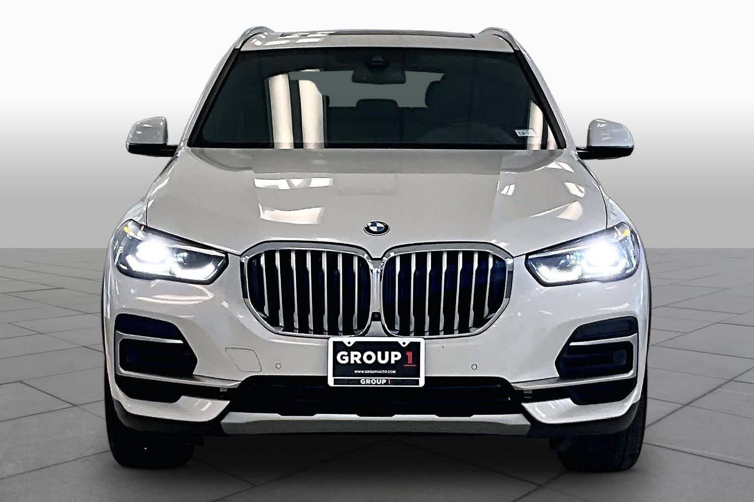 Used 2023 Mineral White Metallic BMW sDrive40i image 3