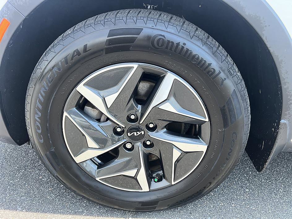 Used 2022 Snow White Pearl Kia EX image 9