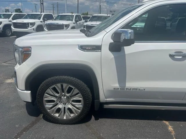 Used 2022 White GMC Denali image 2