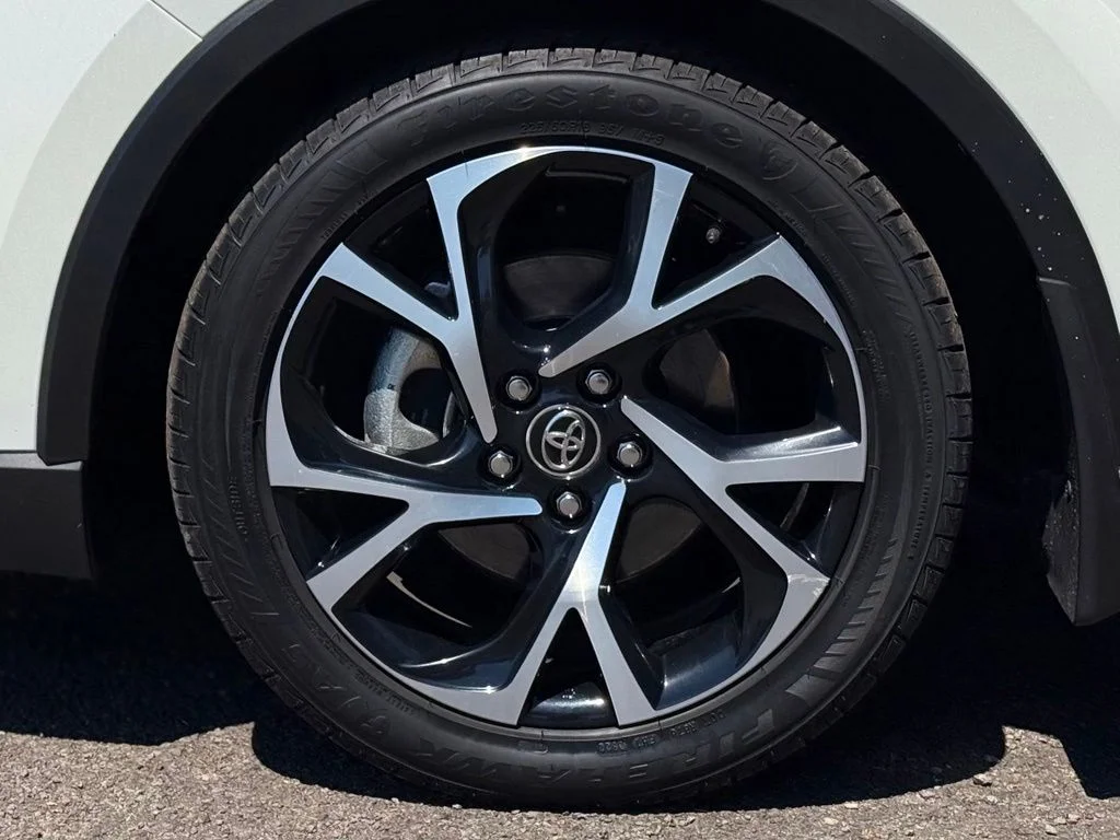 Used 2018 White Toyota XLE Premium image 9