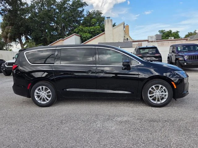 New 2027 Diamond Black Crystal Pearl-Coat Exterior Paint Chrysler Select image 9