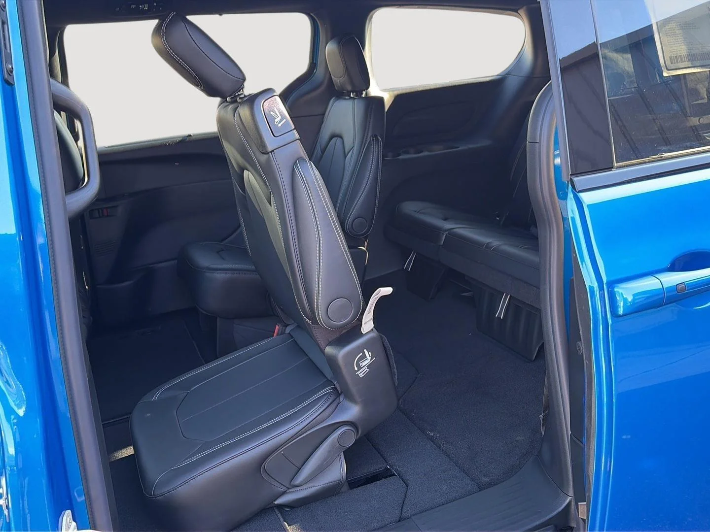 New 2026 Hydro Blue Pearl-Coat Exterior Paint Chrysler Select image 28