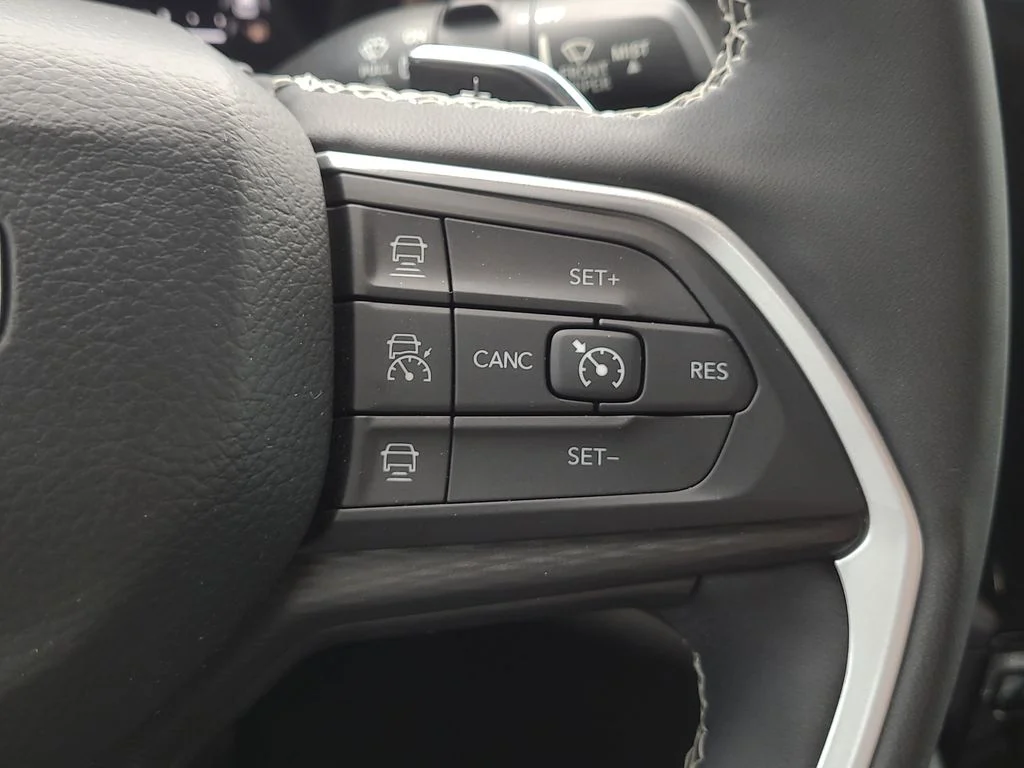Used 2023 Red Jeep Altitude image 31