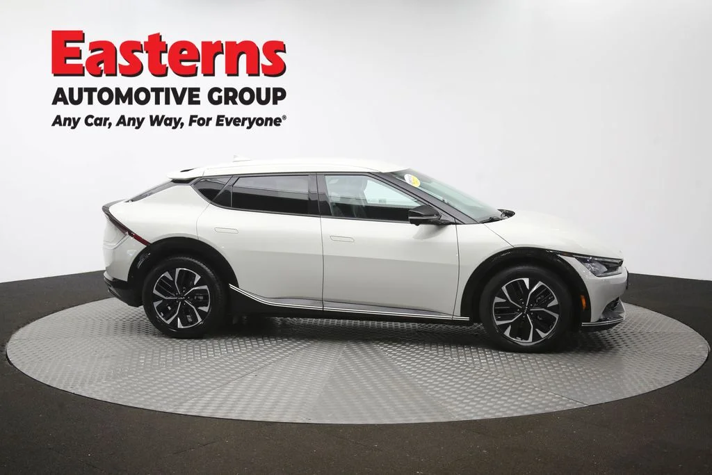 Used 2022 White Kia Wind image 44