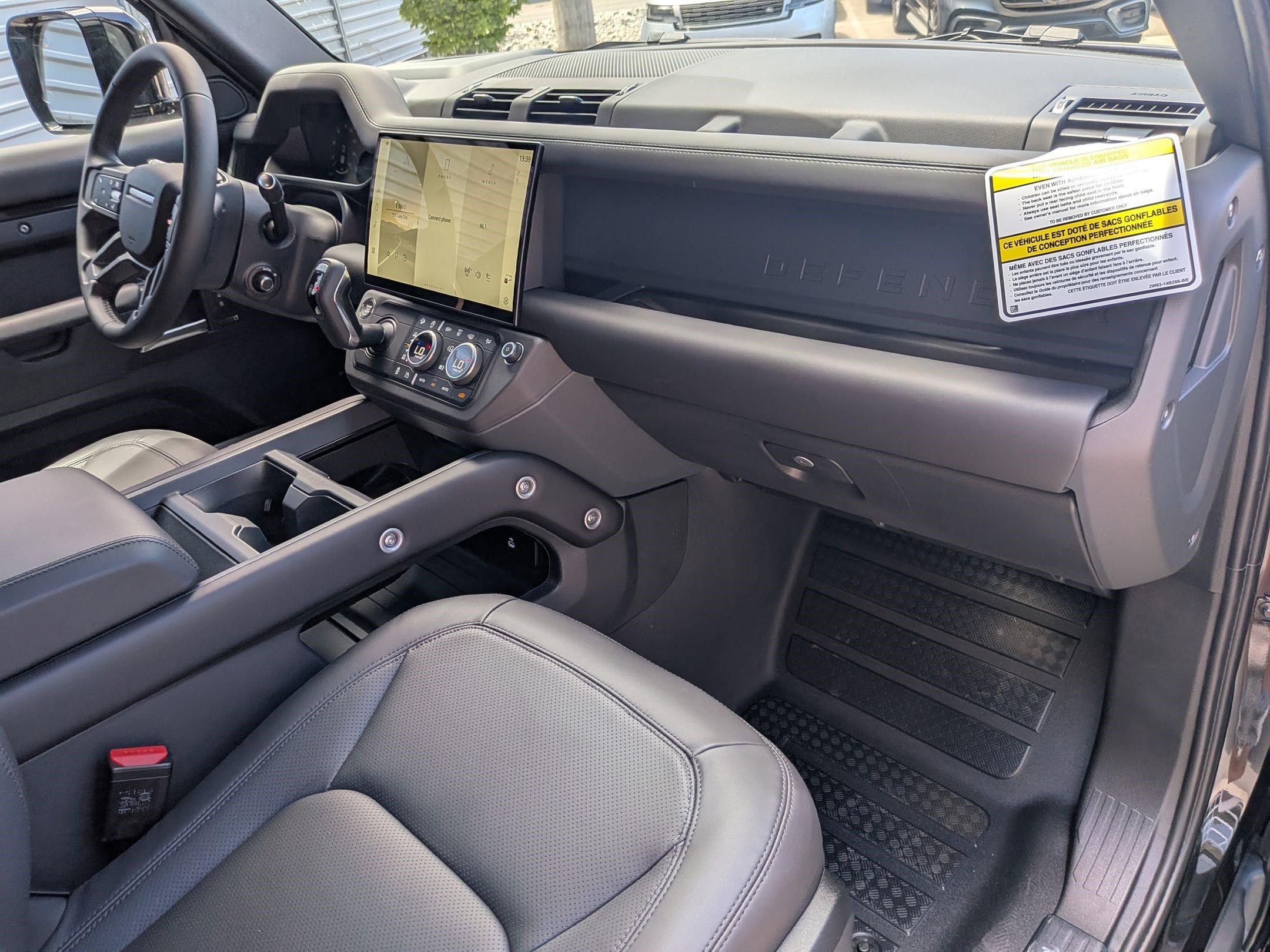New 2026 Santorini Black Land Rover P400 X-Dynamic SE image 32