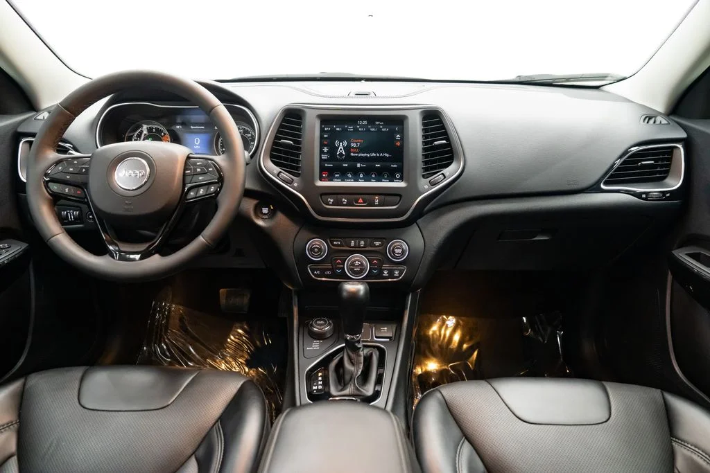 Used 2023 White Jeep Altitude image 9