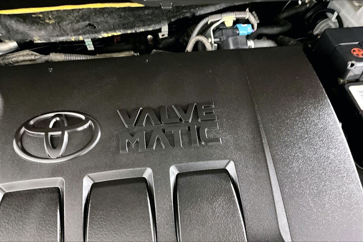 Used 2018 Iceberg/Ruby Flare Pearl Toyota XLE image 31