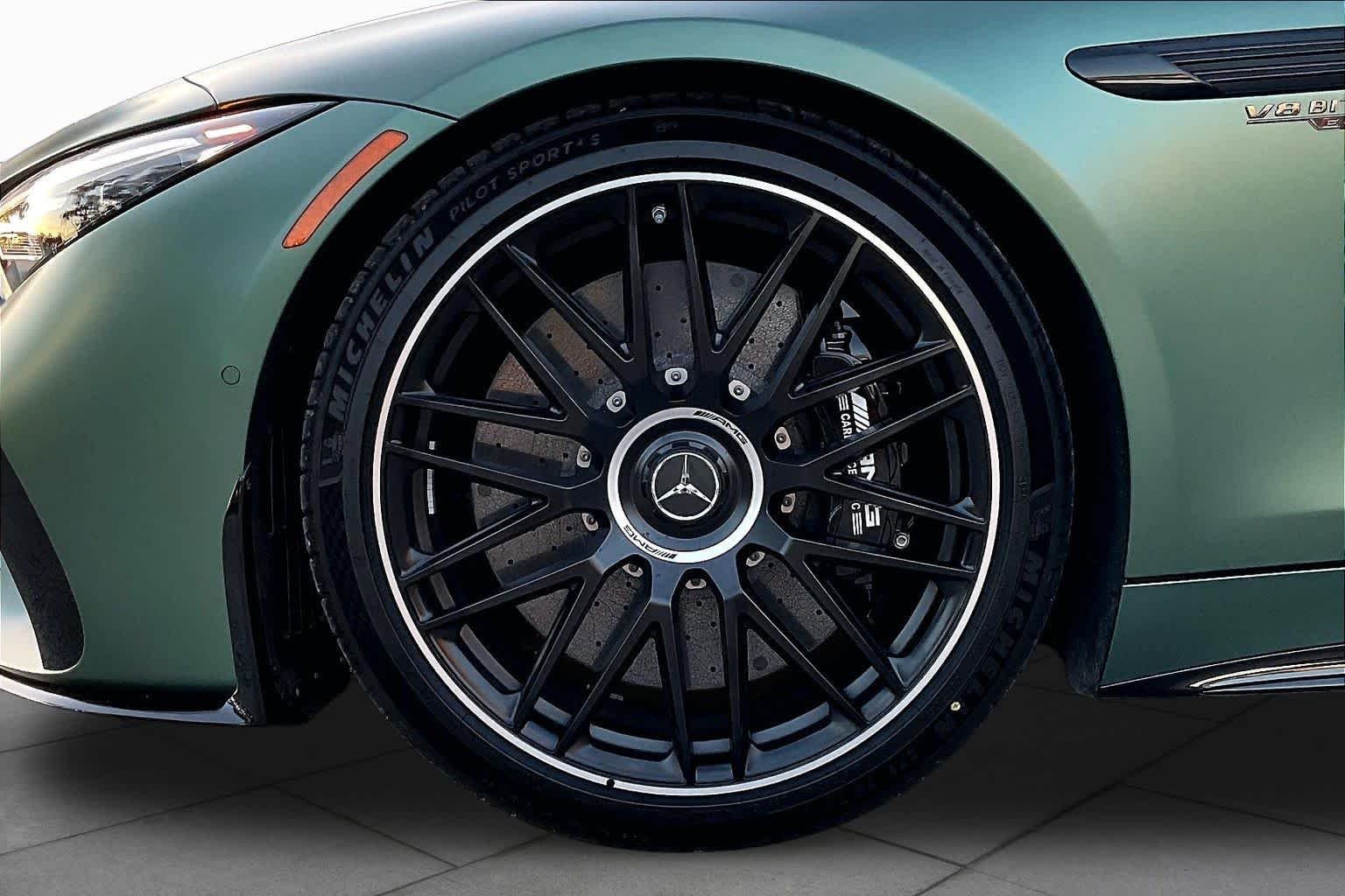 New 2026 MANUFAKTUR exclusive Ireland mid green magno Mercedes-Benz AMG® SL 63 S E Performance Roadster image 15