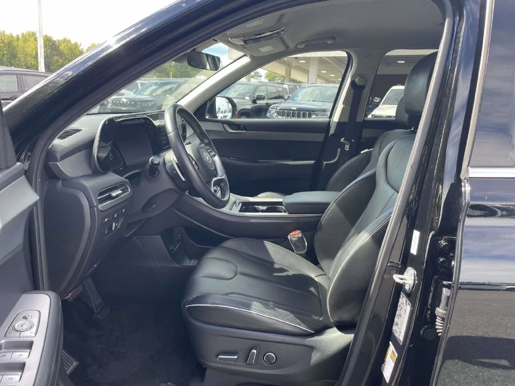 Certified Used 2025 Black Hyundai SEL image 27
