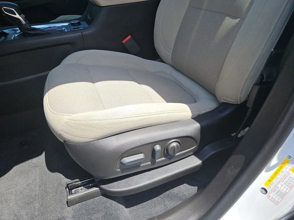 Used 2023 Summit White Chevrolet LT Cloth image 18