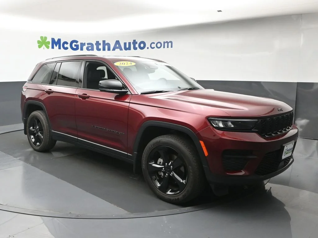 Used 2024 Red Jeep Altitude X image 3