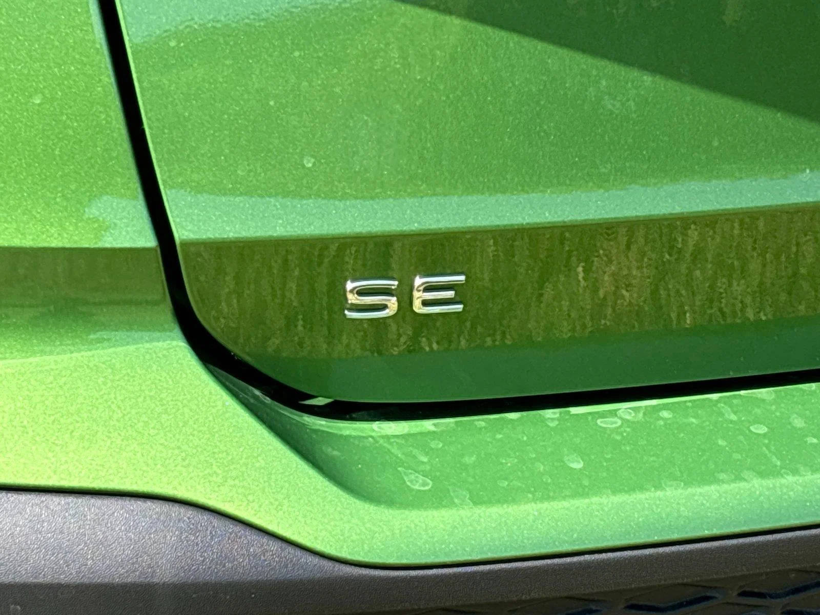 New 2026 Bright Moss Green Metallic Volkswagen SE image 11