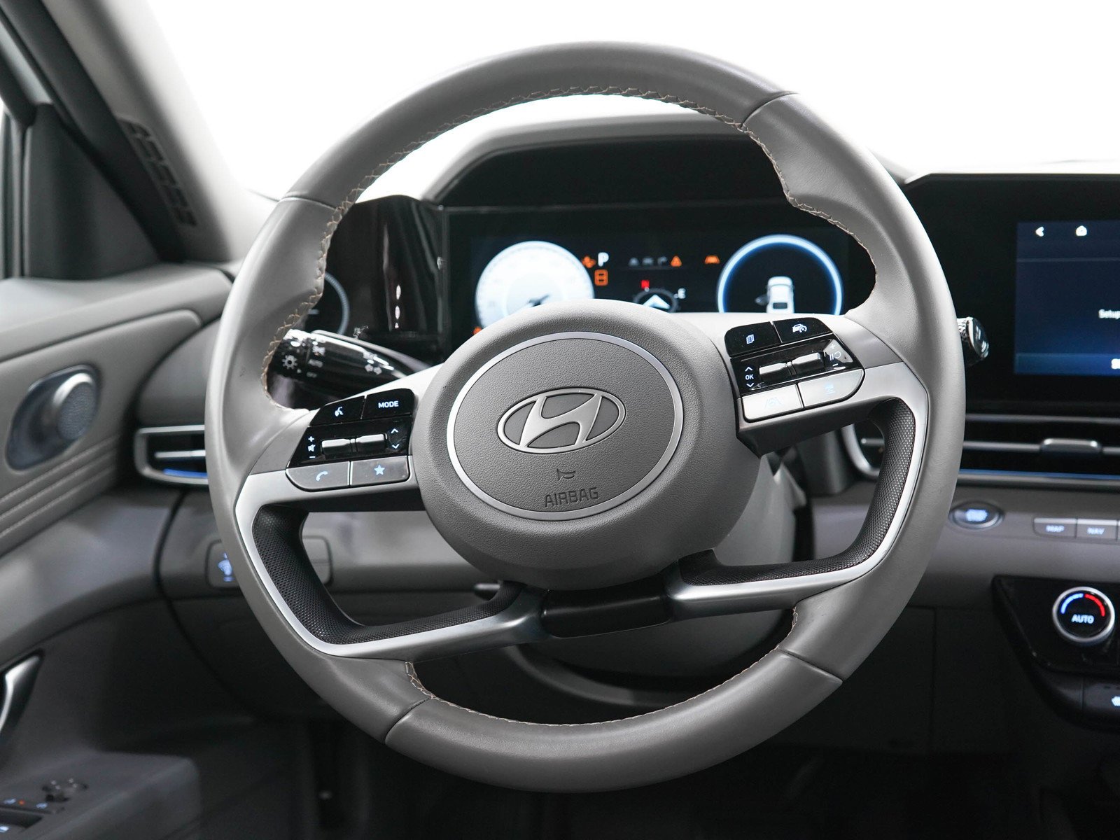 Used 2025 Serenity White Hyundai SEL Convenience IVT image 16