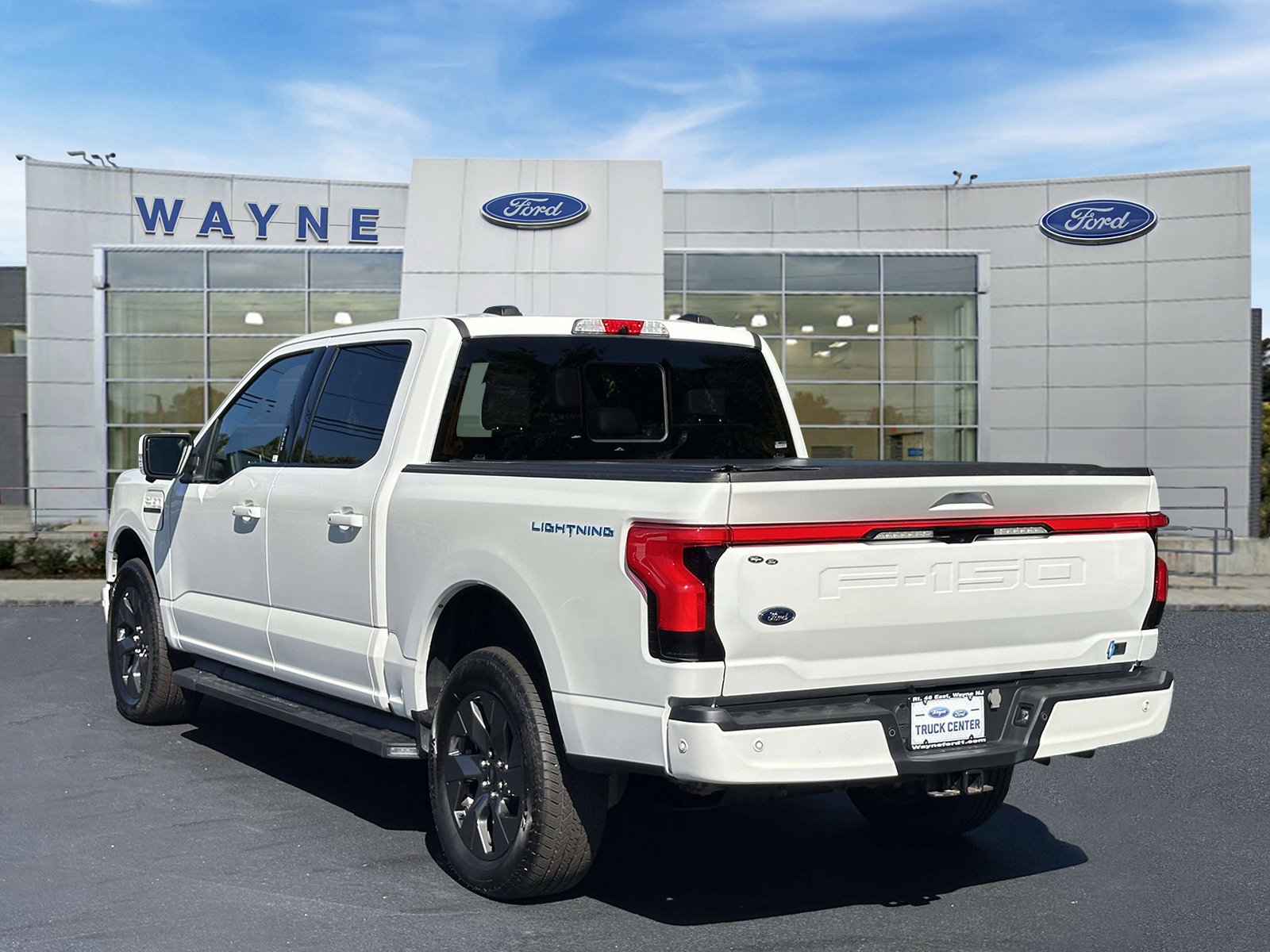 Used 2023 White Metallic Ford LARIAT image 4