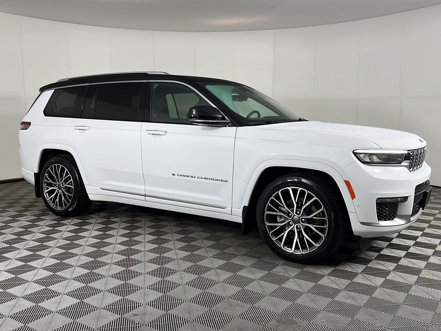Used 2022 Bright White Clearcoat Jeep Summit image 3