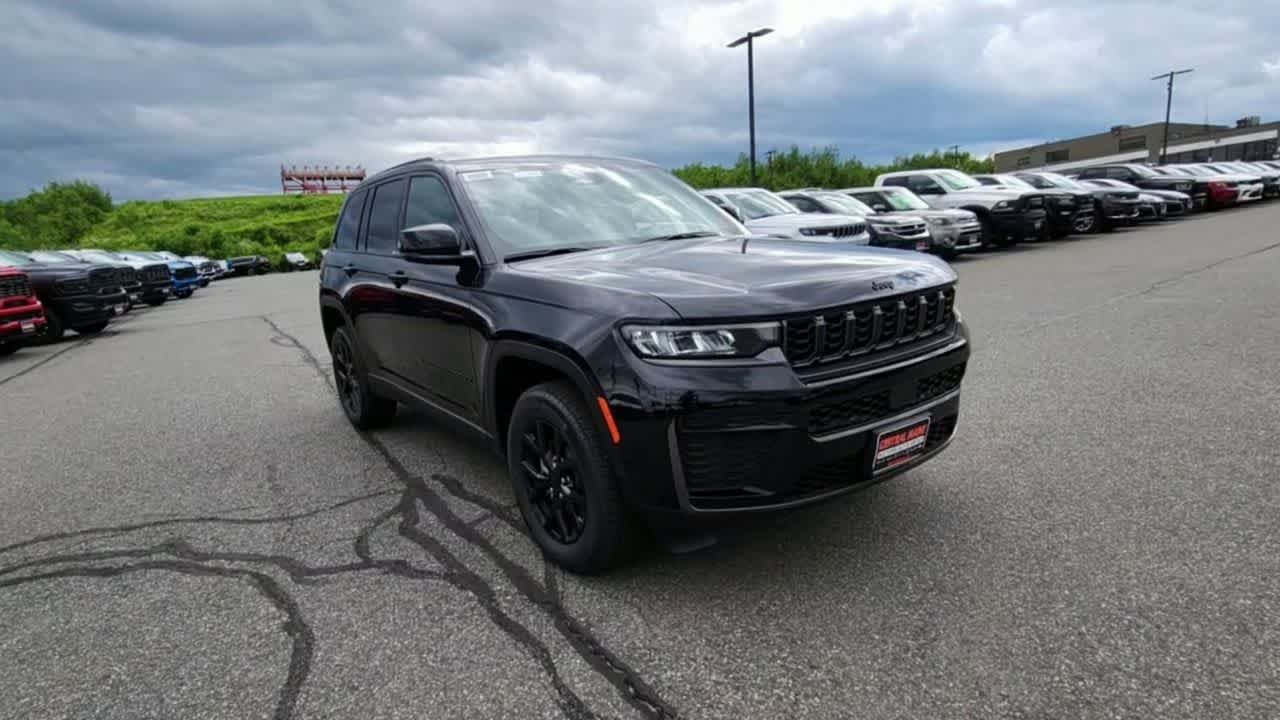 New 2026 Diamond Black Crystal Pearlcoat Jeep Laredo Altitude image 3