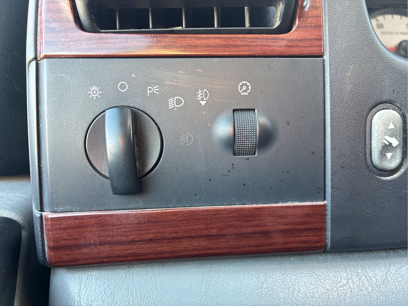 Used 2005 White Ford Lariat image 25