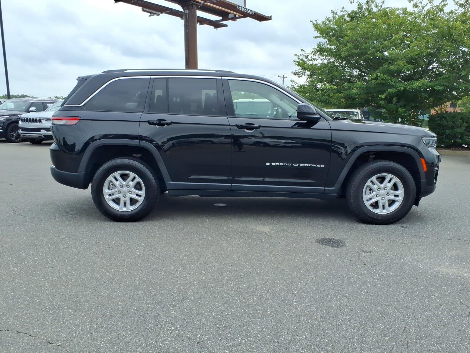 Used 2022 Diamond Black Crystal Pearlcoat Jeep Laredo image 10