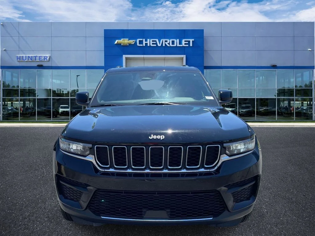 Used 2025 Diamond Black Crystal Pearlcoat Jeep Laredo X image 2