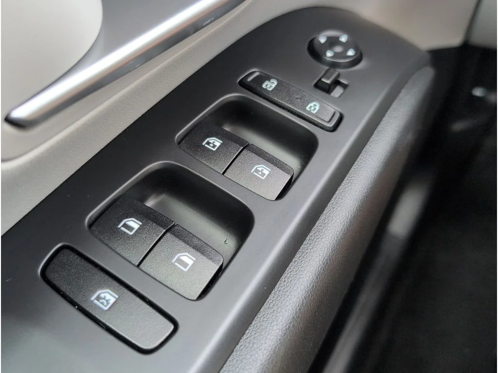 Used 2024 SILVER Hyundai SEL AWD image 12