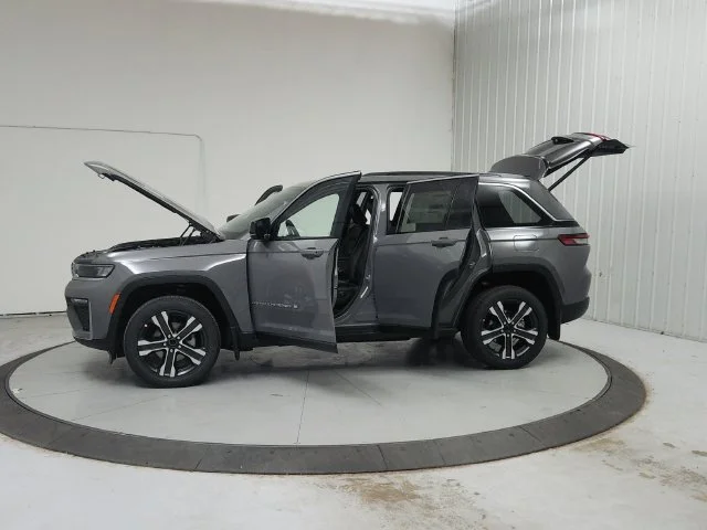 New 2027 Sting-Gray Clearcoat Jeep Limited image 13