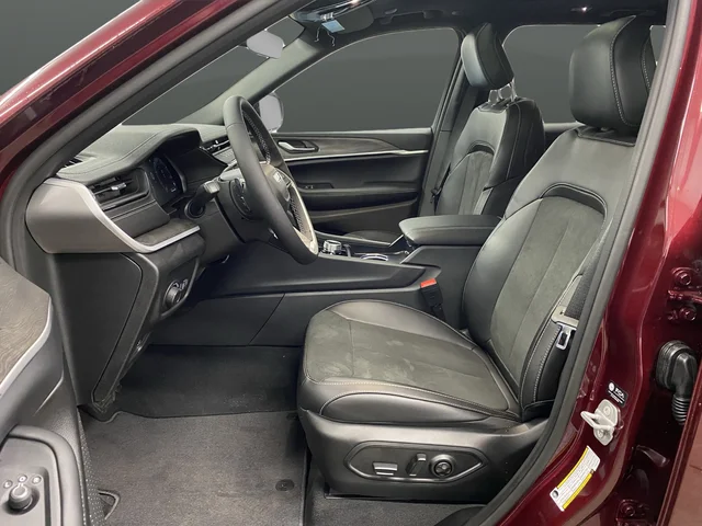 New 2026 Velvet Red Pearl-Coat Exterior Paint Jeep Altitude image 4
