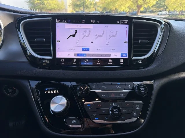 Used 2025 White Chrysler Select image 18