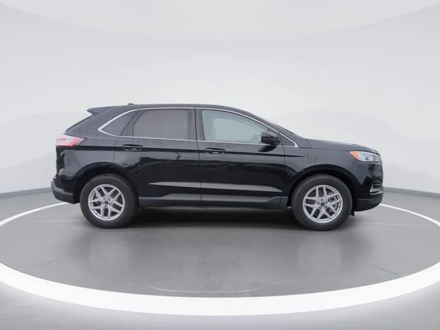 Used 2022 Black Ford SEL image 9