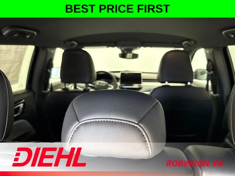 New 2026 Diamond Black Crystal Pearl-Coat Exterior Paint Jeep Limited image 10
