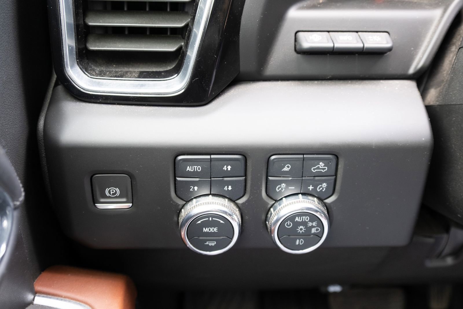 Used 2024 Onyx Black GMC Denali Ultimate image 8