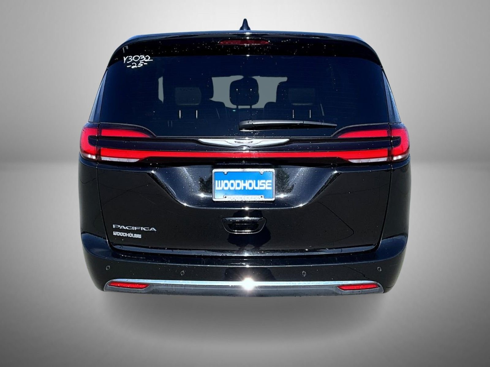 Used 2025 Diamond Black Chrysler Select image 6