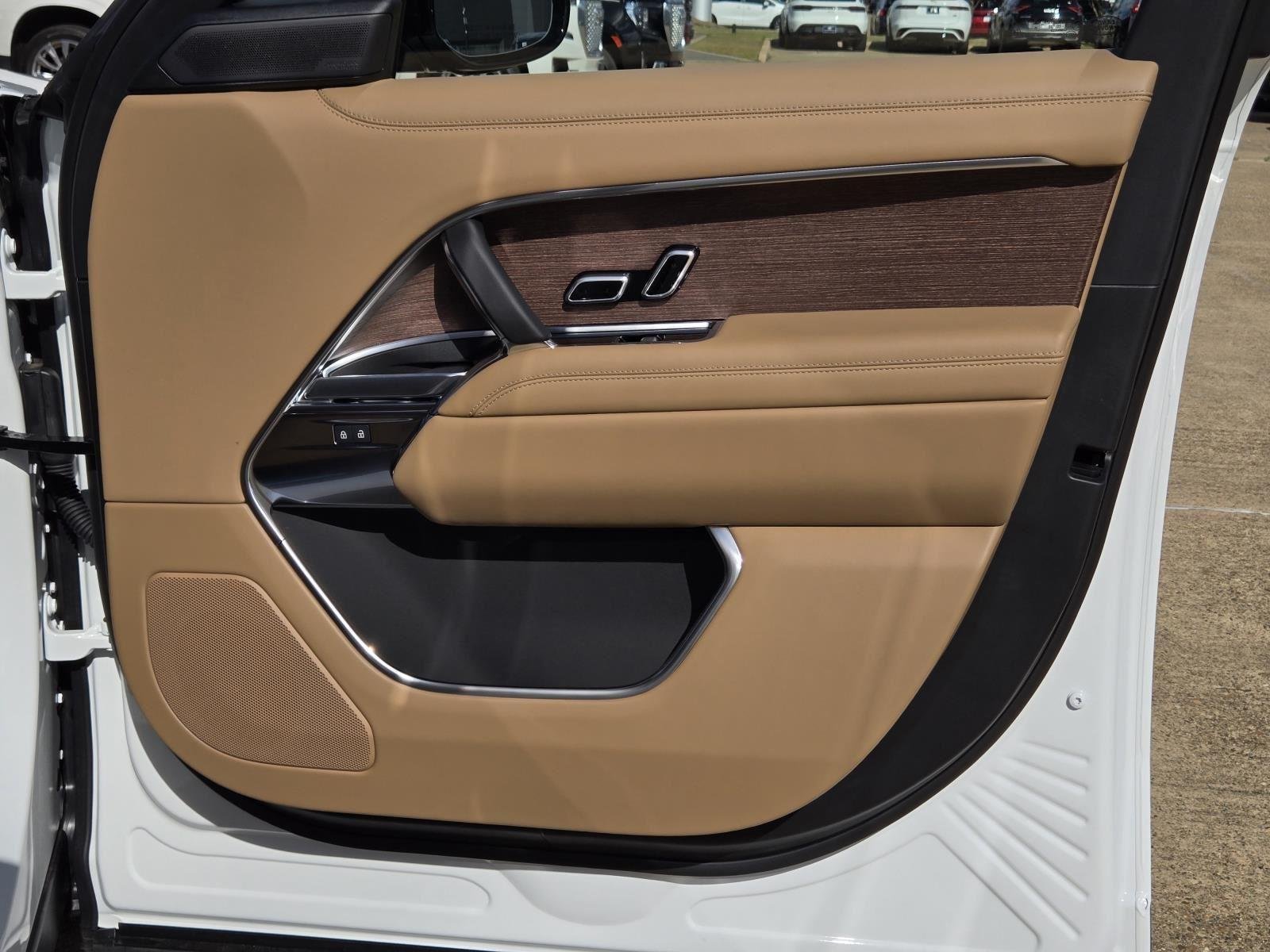 New 2025 Fuji White Land Rover SE image 40