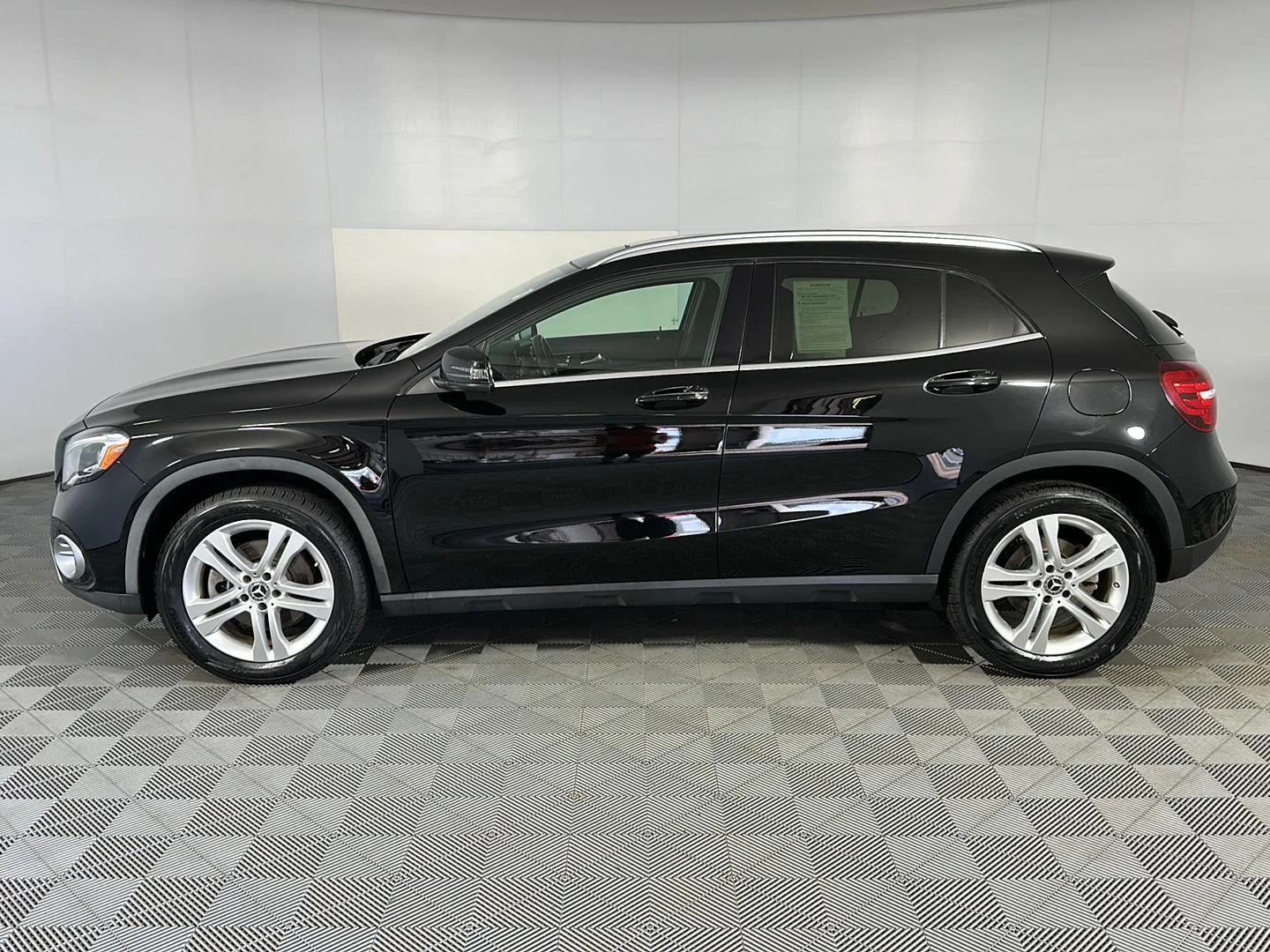 Used 2020 Cosmos Black Metallic Mercedes-Benz GLA 250 image 4