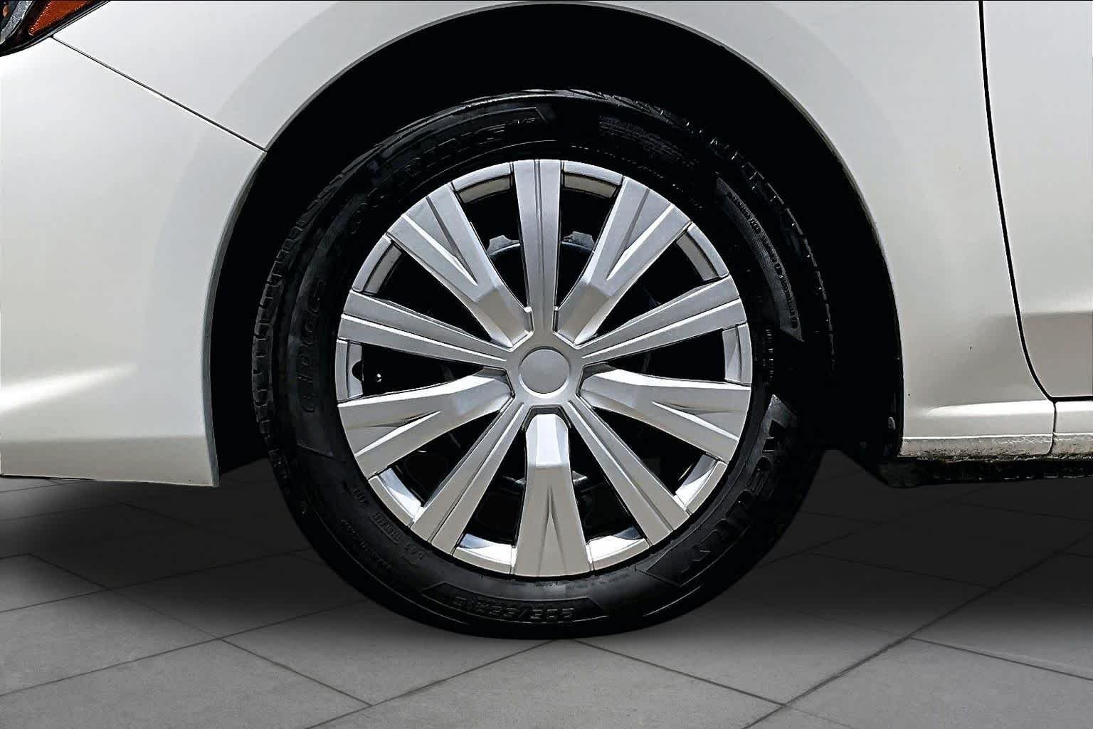 Used 2022 Crystal White Pearl Subaru  image 10