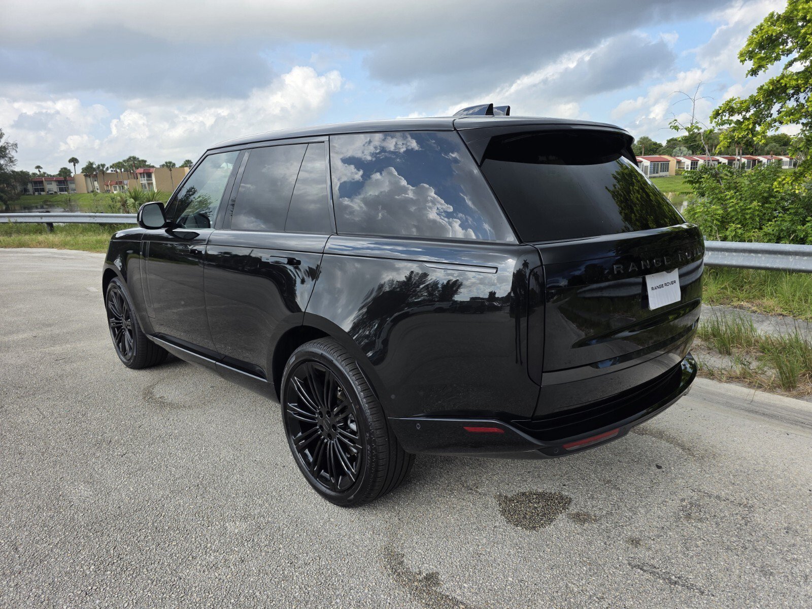 New 2026 Santorini Black Land Rover P400 SE image 2