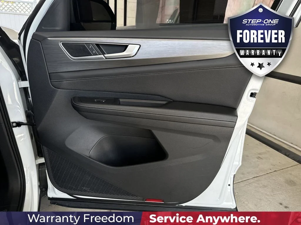 Used 2025  Volkswagen 2.0T SE w/Technology image 37