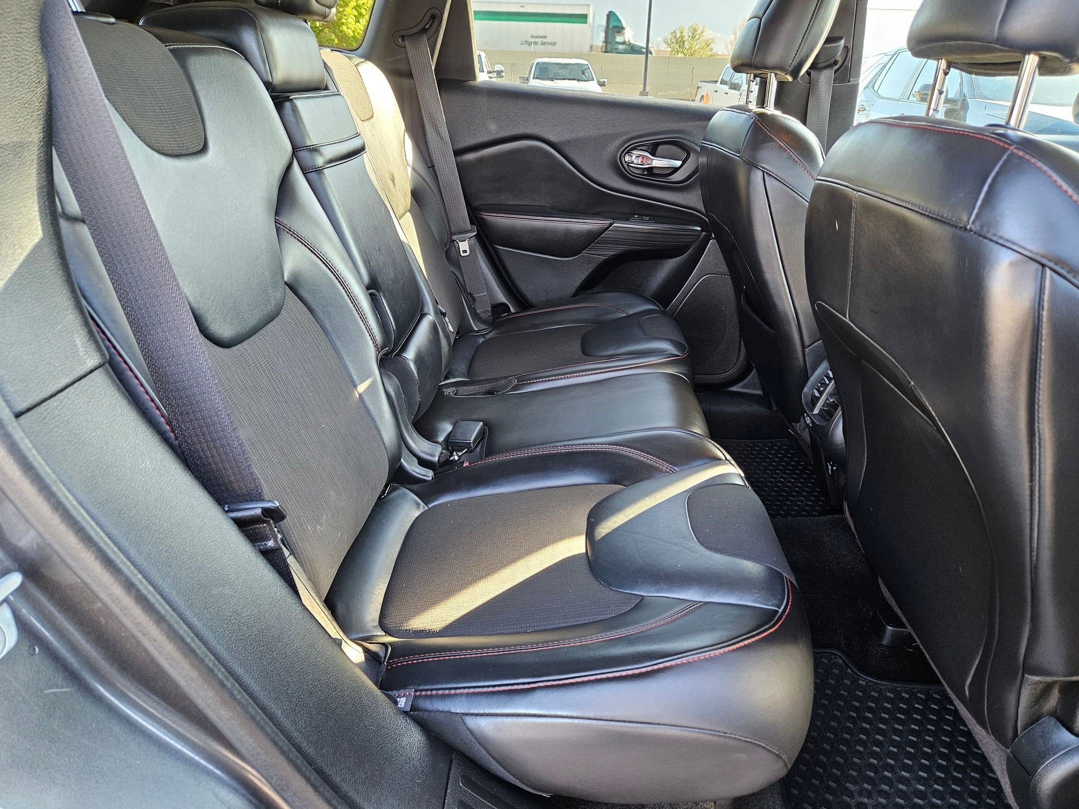 Used 2015 Granite Crystal Clearcoat Metallic Jeep Trailhawk image 29