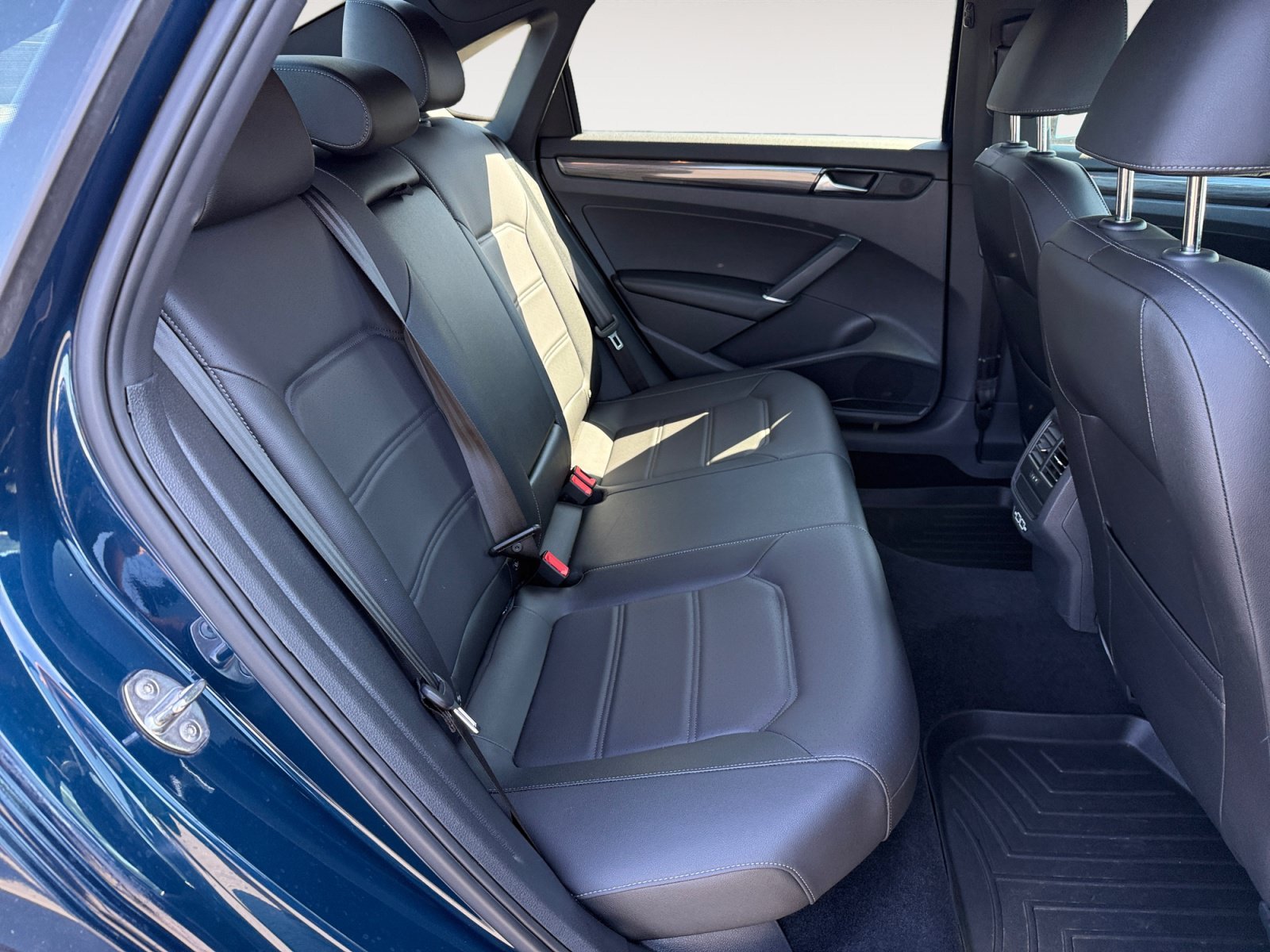 Used 2022 Blue Metallic Volkswagen 2.0T R-Line image 18