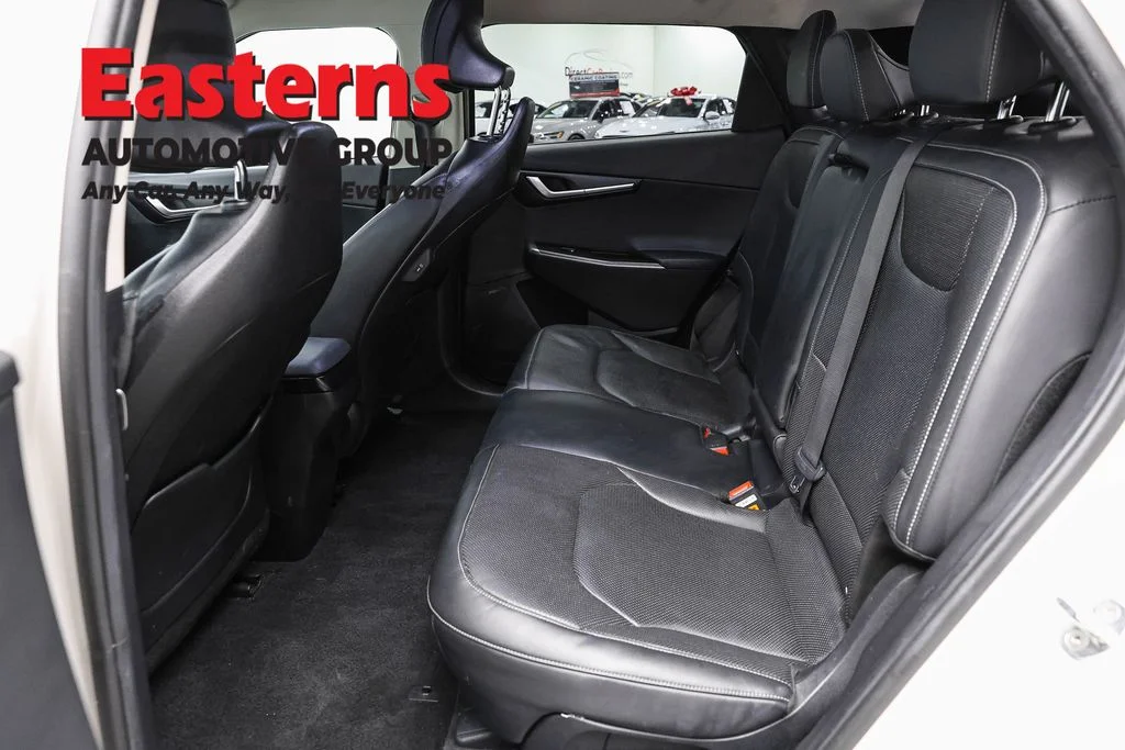 Used 2023 White Kia Wind image 25